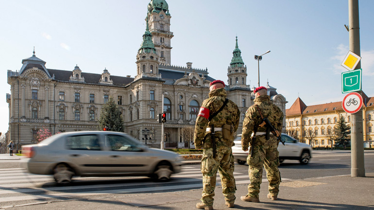 Οι Ούγγροι κάνουν ουρές για να αγοράσουν όπλα καθώς φοβούνται κοινωνική αναταραχή λόγω του κορωνοϊού Οι Ούγγροι κάνουν ουρές για να αγοράσουν όπλα καθώς φοβούνται κοινωνική αναταραχή λόγω του κορωνοϊού